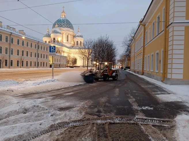 Снежный покров в Петербурге превысил 12 см за сутки. На уборку вышла тысяча | Источник: Комитет по благоустройству