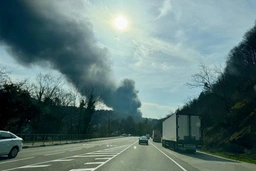 Пожар на нефтебазе краснодарский край. Загорелись резервуары с нефтепродуктами. Дрон камикадзе. Горит нефтебаза. Тамань атака беспилотников.