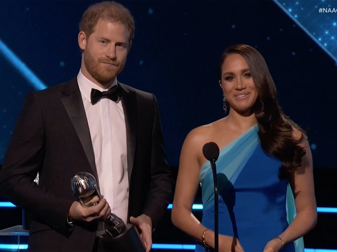 Принц Гарри и герцогиня Меган на вручении премии NAACP Image Awards, 26 февраля 2022 | marieclaire.ru