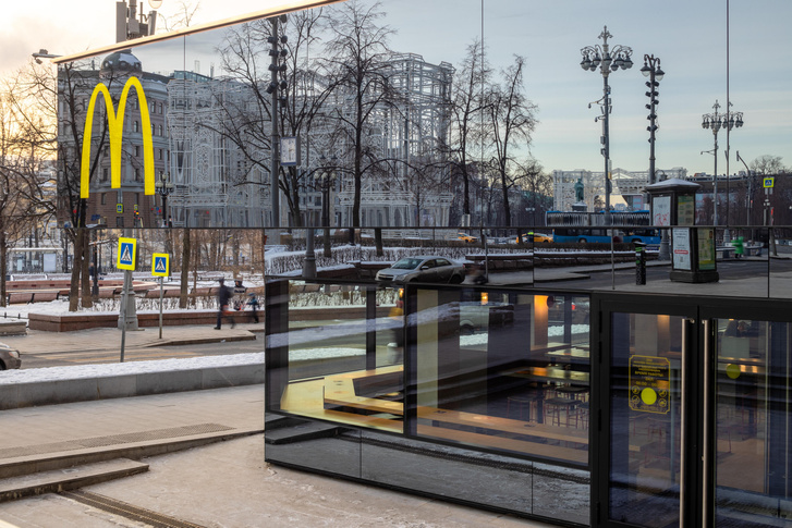 У Макдоналдса на Пушкинской площади появился зеркальный фасад