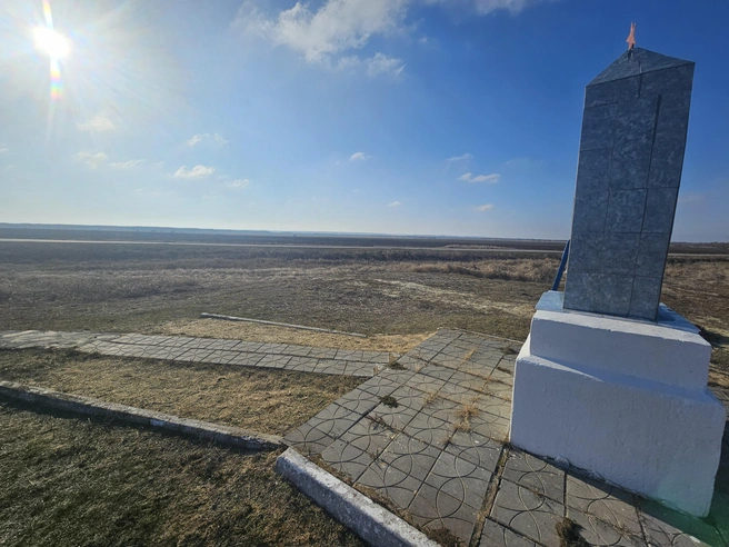 На одной стороне находится памятник, а на другой идет распашка земель | Источник: читатели V1.RU