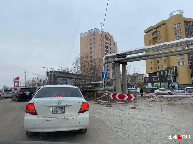 Выезд со стороны улицы Ефимова перекрыт ограждениями, дорога вся перерыта | Источник: Надежда Ефимова / 14.RU