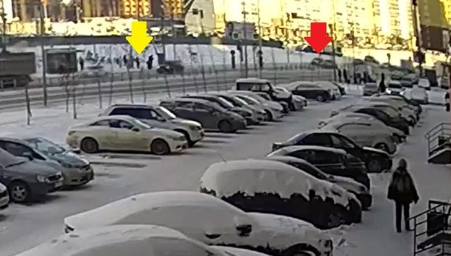 Момент включения желтого. Красной стрелкой обозначена «Лада», желтой — стоящие на переходе люди | Источник: читатель 74.RU