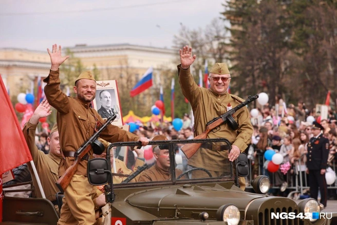 Слева — сын Михаила Федяева Павел, являющийся депутатом Госдумы | Источник: Максим Серков / NGS42.RU