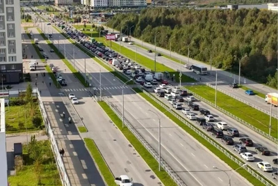 Гигантская очередь на АЗС в Екатеринбурге перекрыла дорогу