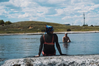 Туристка сломала палец, спасаясь от крачек на озере