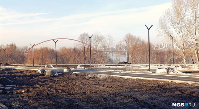 Дорожки протянулись уже почти по всей длине парка | Источник: Стас Соколов / NGS.RU