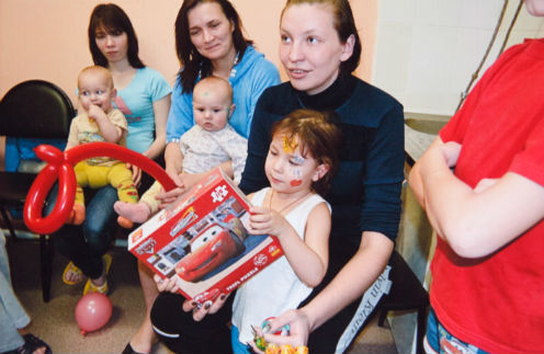 Новый, 2013 год Маша с дочкой встретила в приюте с подругами по несчастью. Дети получили подарки от спонсоров