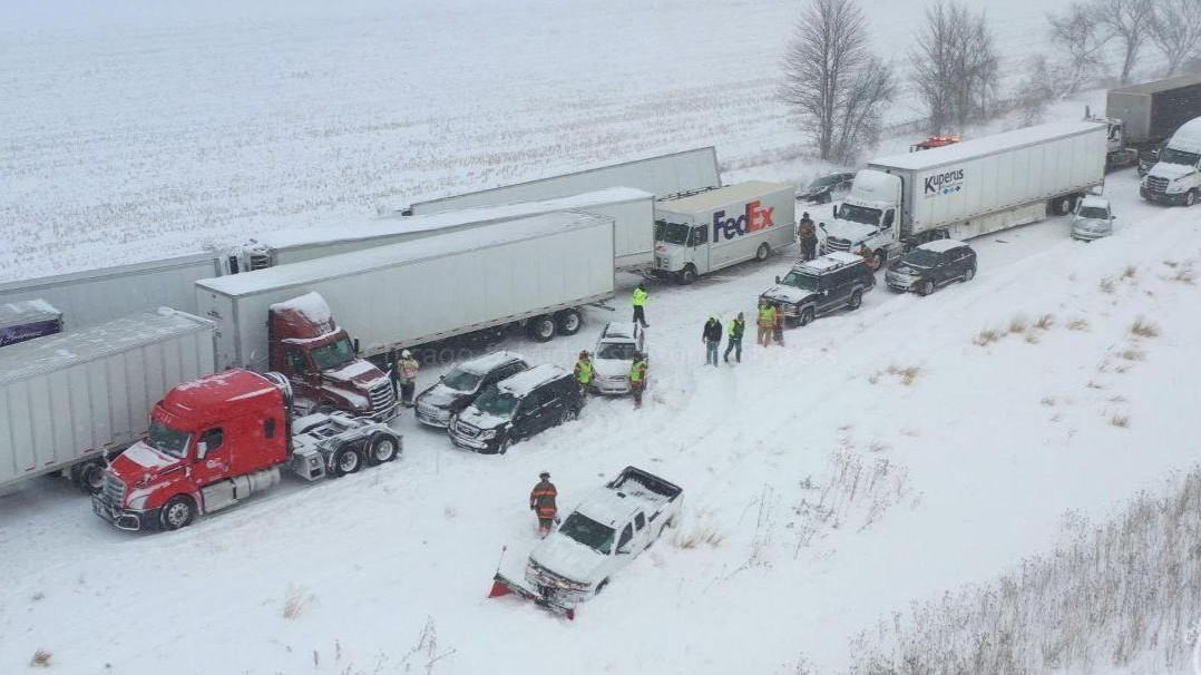 Более 100 искореженных автомобилей и десятки пострадавших: кадры с шоссе в США, достойные фильма-катастрофы 