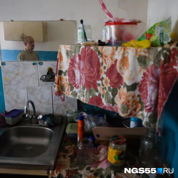 Люди пытаются поддерживать чистоту на кухне | Источник: Евгений Софийчук / NGS55.RU