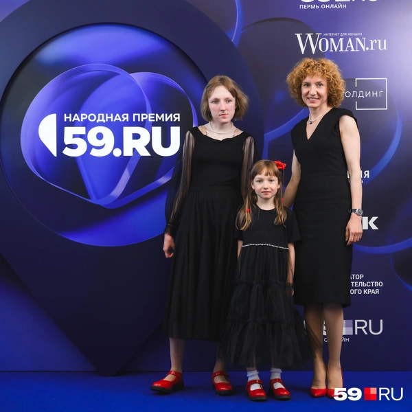 Глава краевой общественной организации защиты прав детей-инвалидов и их семей «Счастье жить» Анастасия Гилева пришла с дочерьми | Источник: Никита Чунтомов