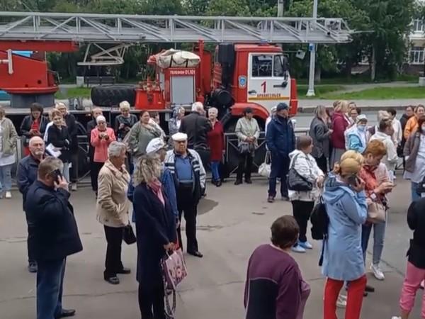 В Архангельске эвакуировали пациентов поликлиники № 1 — туда приехали пожарные