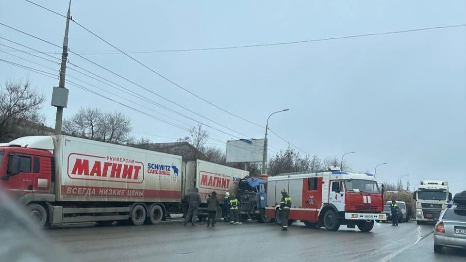 В Волгограде водовоз врезался в припаркованный автопоезд. Вторая Продольная парализована