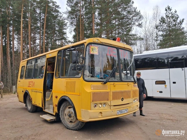 Автобус ожидает волонтеров в заказнике | Источник: Анна Мотовилова / FONTANKA.RU