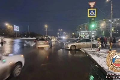 Машину после ДТП в Ростове отбросило на троих подростков