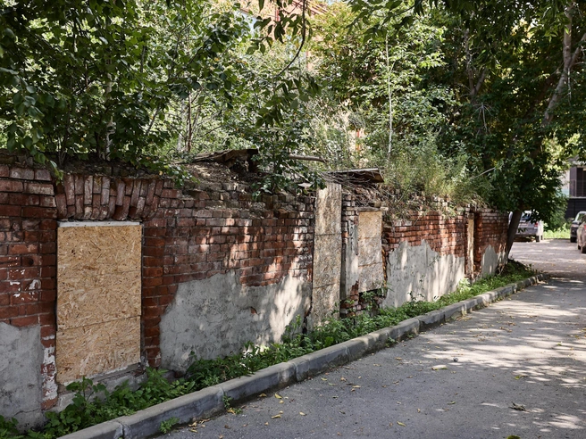 Во дворе виден лишь кирпичный цоколь — единственное, что сохранилось от жилого дома купца Николая Туркина. | Источник: Александр Ощепков / NGS.RU