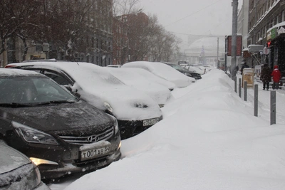 Снежные завалы на Карпинской в Иркутске: жалобы на отсутствие уборки