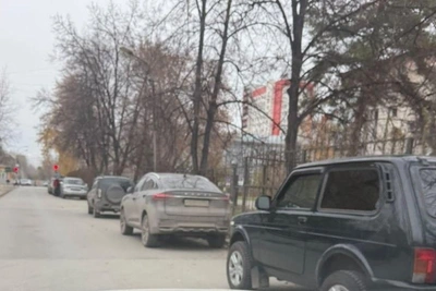 На Космической машины заняли полосу — ездят по встречной
