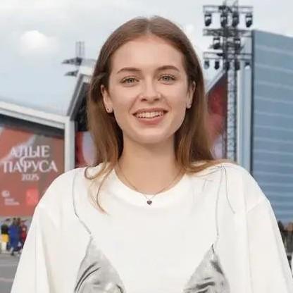 Стала моделью и учится на психолога: как сейчас живет та самая «Выпускница в розовом платье»