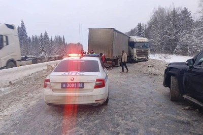 Фура перекрыла трассу Пермь–Екатеринбург после ДТП