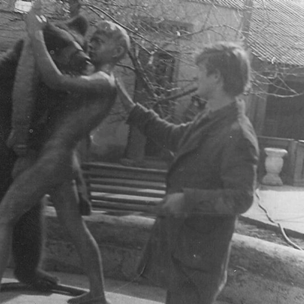 Зоолог Сергей Стенно с медвежонком Дымкой. 1974 год | Источник: История Перми / vk.com