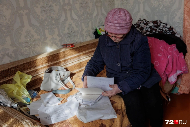 Галина все документы сохранила в папке. За 17 лет их целая кипа | Источник: Ирина Шарова / 72.RU
