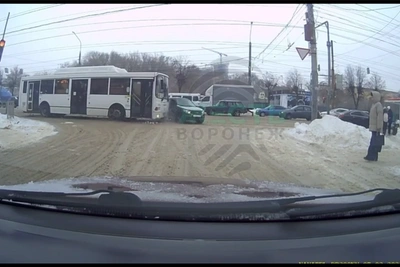 Автобус таранит легковушку и врезается в столб в Воронеже