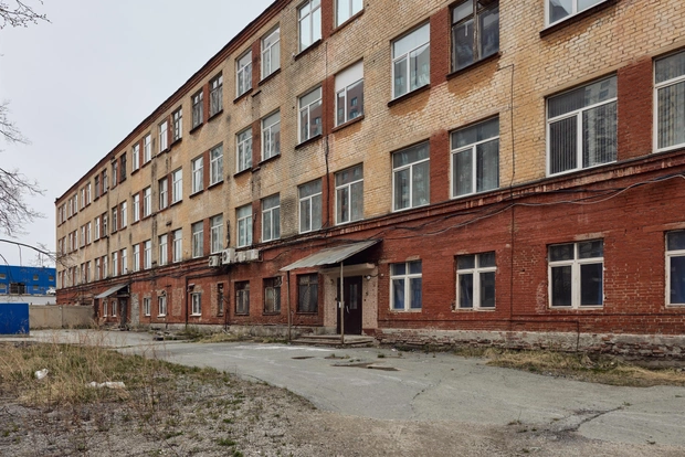 Объект планируют построить на месте четырехэтажного административного здания, которое относилось к заводу «Уралпластик» | Источник: PRINZIP