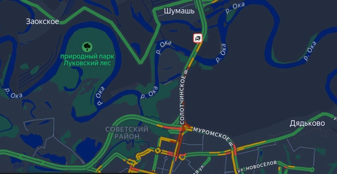 Пробка начинается от светофора на пересечении Есенина и Окского проезда | Источник: yandex.ru/maps