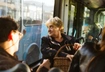 «Мама, вызывай такси»: реальная история вирусного мема о маме и сыне, которые не попали в автобус