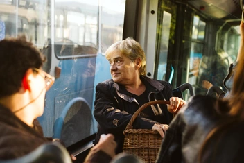 «Мама, вызывай такси»: реальная история вирусного мема о маме и сыне, которые не попали в автобус