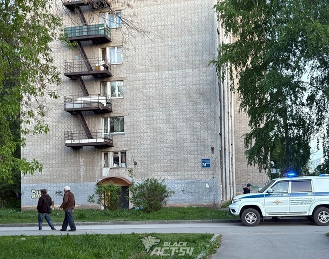 Дом, из которого выпал мужчина, — общежитие секционного типа в Западном жилмассиве | Источник: «АСТ-54 Black» / Telegram