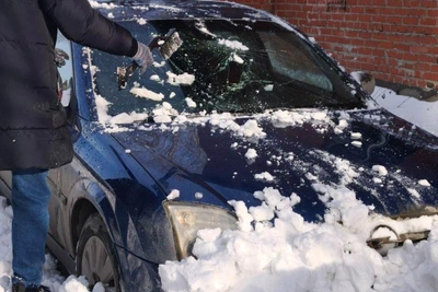 Снежная лавина в Екатеринбурге повредила автомобили