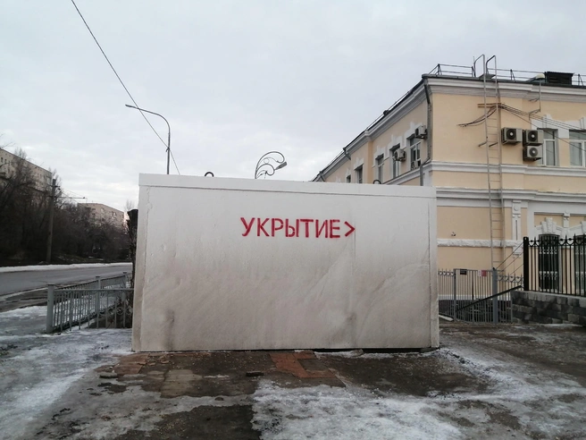 Бетонный короб возник рядом с железнодорожной станцией Волгоград-2 | Источник: Ирина Яковлева / V1.RU