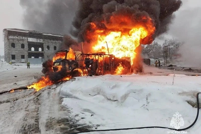 Силовики проверяют взрыв бензовоза на заправке в ХМАО