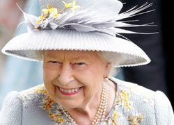 Неожиданная причина, почему Королева всегда появлялась в шляпе