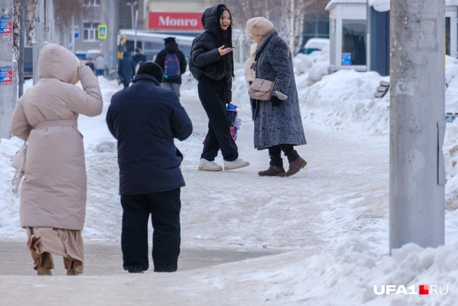 Еще один похожий отрезок. Пожилая женщина решила не испытывать судьбу | Источник: Булат Салихов / UFA1.RU