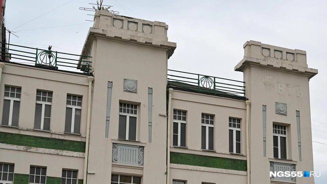 В правом углу виднеется след от вывески банка | Источник: Артемий Скиба / NGS55.RU