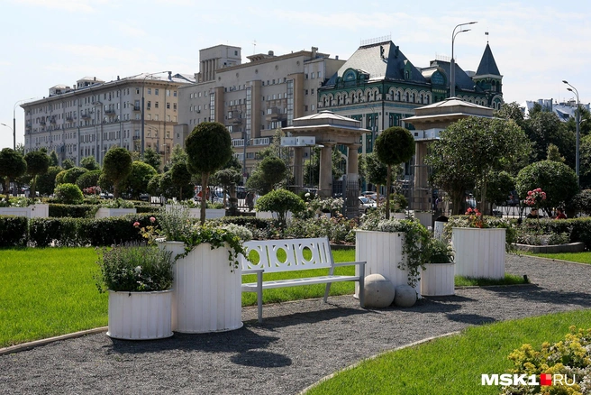 В саду можно отдохнуть на таких скамейках… | Источник: Артем Устюжанин / MSK1.RU