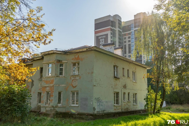 Вблизи двухэтажных домов возвели новостройку | Источник: Кирилл Поверинов / 76.RU