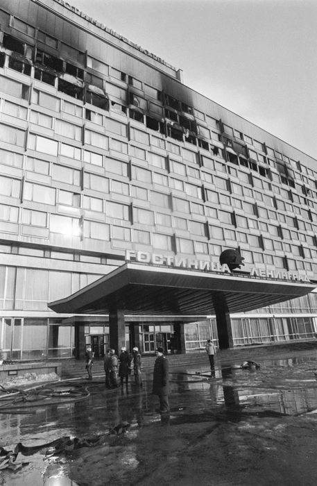 В гостинице «Ленинград» на Пироговской набережной произошёл один из самых тяжёлых пожаров в истории города | Источник: Николай Адамович, Николай Беркетов, Вячеслав Евдокимов /Фотохроника ТАСС