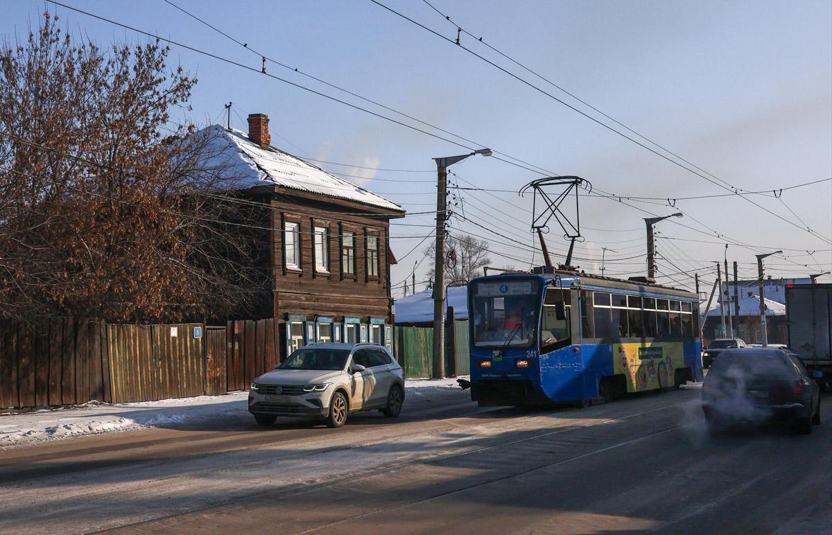 Улица Ремесленная в 1975-м и в 2025-м году. За 50 лет практически ничего не изменилось — только деревьев стало меньше, больше при машин. | Источник: Ксения Филимонова, IRCITY.RU