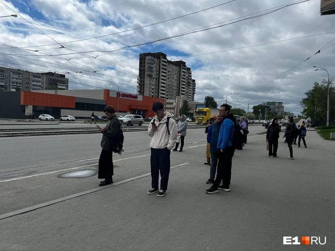 Такая обстановка была на остановке «Каменные палатки» в час дня. Для полудня буднего дня народу немало | Источник: Читатель E1.RU