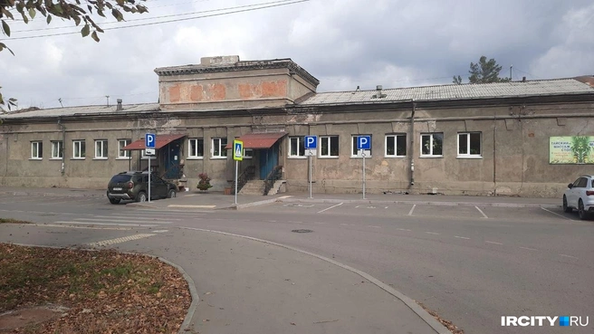 Баня на Крымской расположена за бараками на Шпачека | Источник: Виктор Лучкин / «ИрСити»