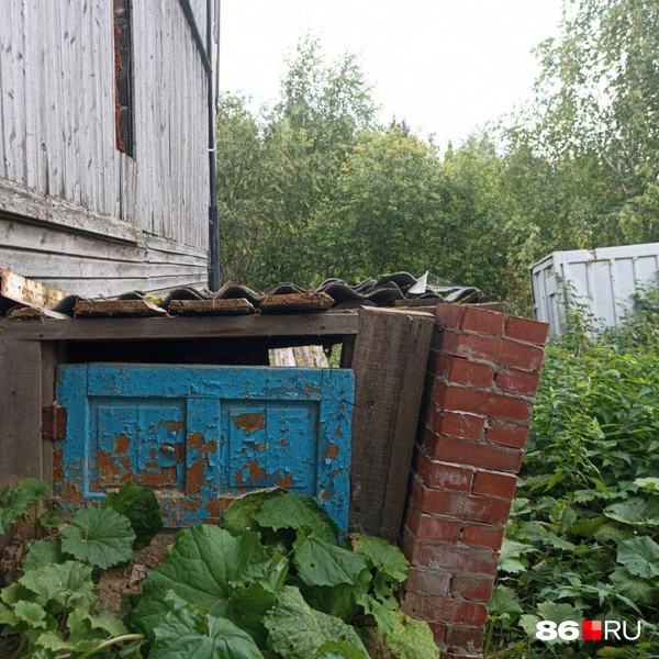 Рядом находится второй вход в подвал, пользоваться которым опасно  | Источник: Мария Гришкина / 86.RU