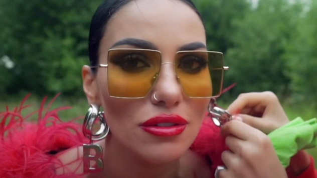 Мегазвезда «Инстаграма» (запрещенная в России экстремистская организация) Любятинка в новом жарком клипе «Мама»