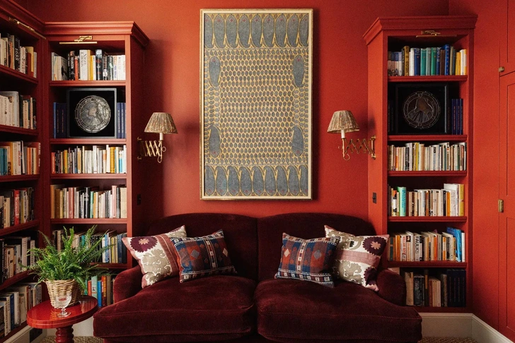 Квартира в Лондоне, проект Эммы Бернс. Диван-кровать, The Sofa & Chair Company. Над ней висит антикварная шелковая панель, Sibyl Colefax & John Fowler. Стены окрашены в оттенок Baked Cherry, Little Greene. | Источник: Марк Энтони Фокс