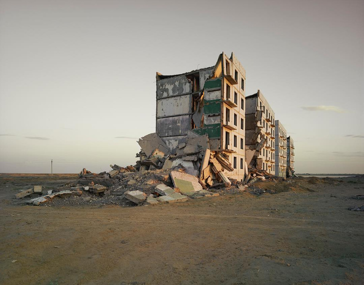 Одна из самых любимых фотографий Кандера — разрушающийся дом на Аральском море.