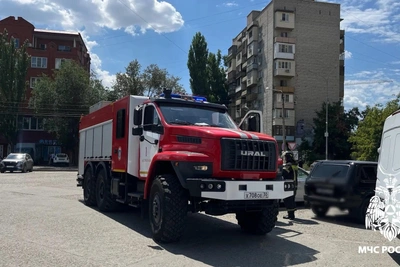 Астраханские спасатели освободили ребенка из заблокированной машины