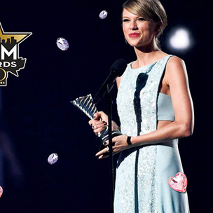 Тейлор Свифт получила награду из рук своей мамы на премии ACM Awards 2015